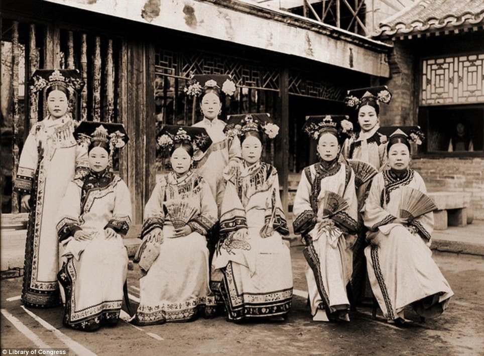 Ladies and concubines of the Qing palace, wearing qipaos characteristic of the latter Qing period with wide sleeves and high collars; photograph by Frank and Frances Carpenter
