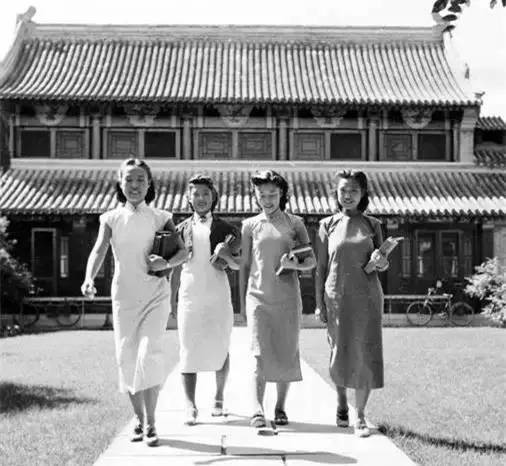 Female university students wearing the simple early 1940s qipao at Yenching Women's University in Nanjing; source unknown