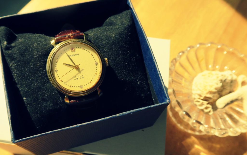 The dark brown faux-exotic leather strap works really nicely with the large watch face of this vintage watch.