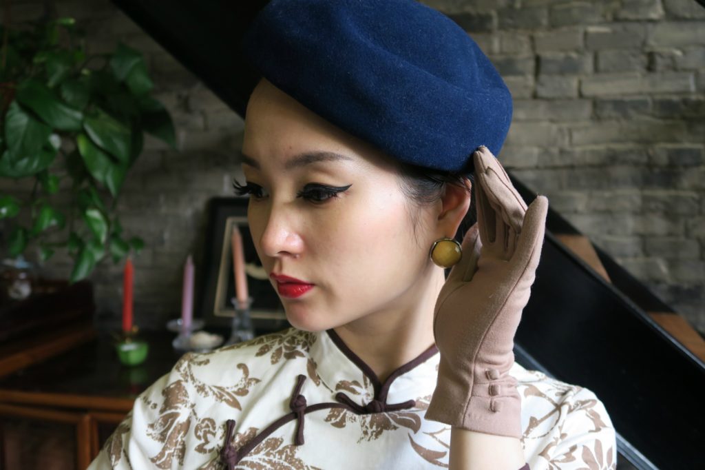 Accessorizing qipao cheongsam with 40s tilt hat and gloves