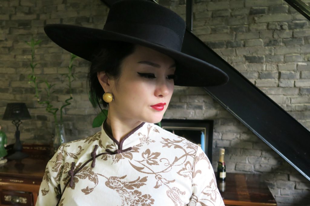Accessorizing qipao cheongsam with large brimmed hat