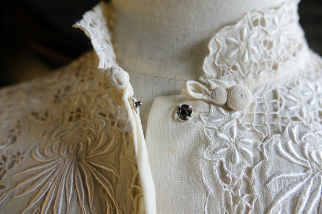 Vintage qipao cheongsam cut out blouse collar close up