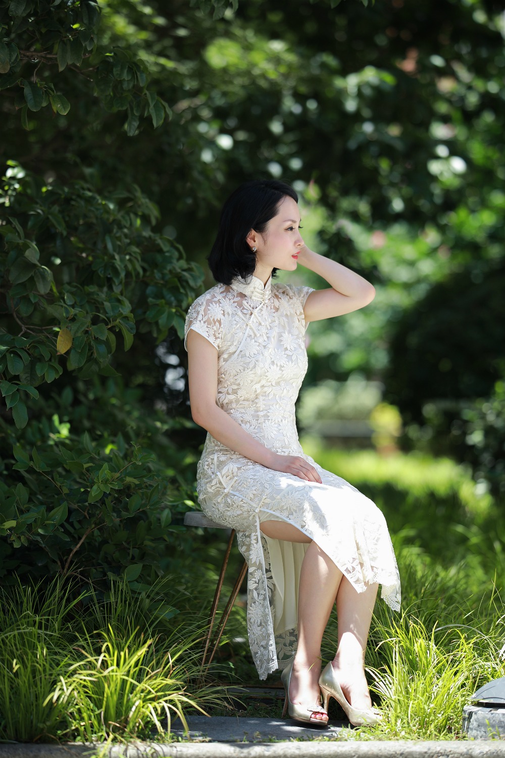 Lace short sleeve ivory qipao sitting side view