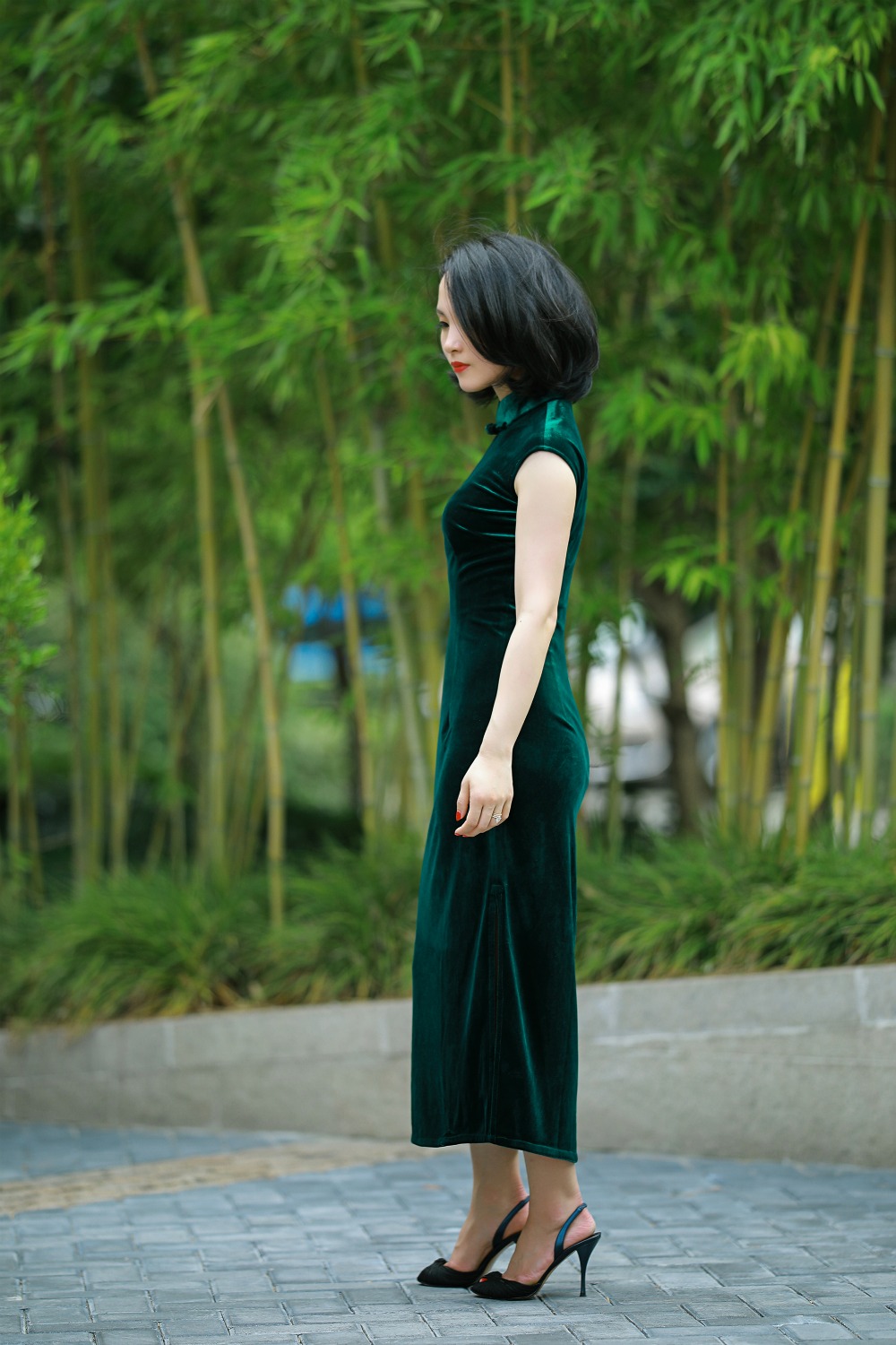 Velvet sleeveless green qipao full view side view