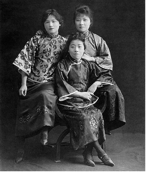 Soong Ai-ling, Soong Ching-ling and Soong May-ling in their youth