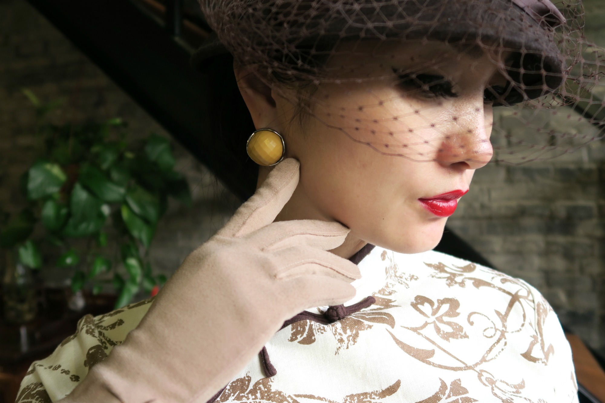 Accessorizing qipao (cheongsam) with hats and gloves